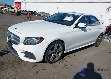 2020 Mercedes-Benz E 350 z USA, uszkodzony, nr VIN WDDZF8DB8LA702197